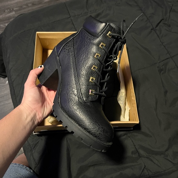 Boots - Picture 6 of 11